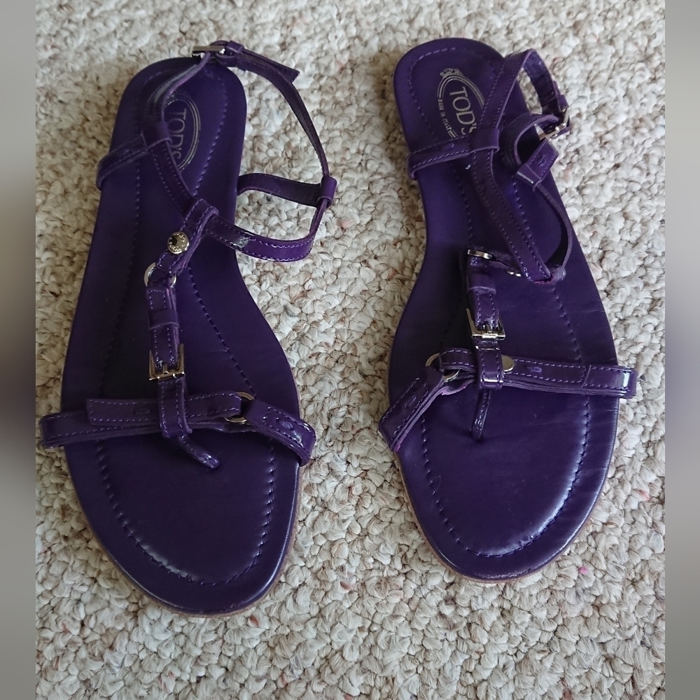 TOD’s T-Strap thong Sandals in Purple Patent Leather Size 6.5